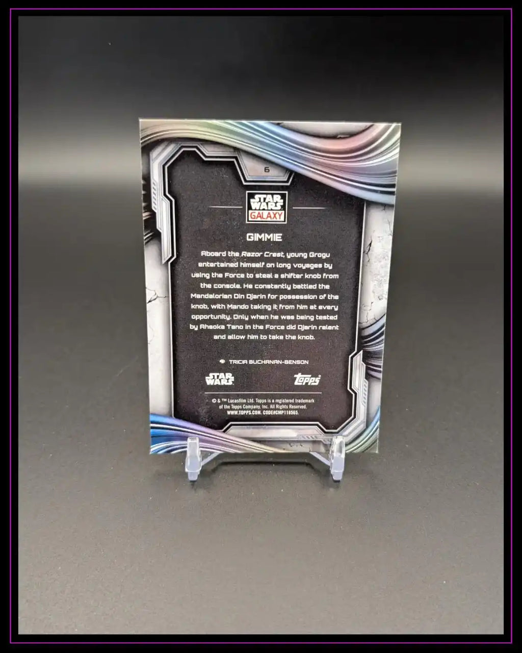 Rückseite einer Star Wars Galaxy Trading Card mit silbernen Sci-Fi-Rahmen auf Ständer