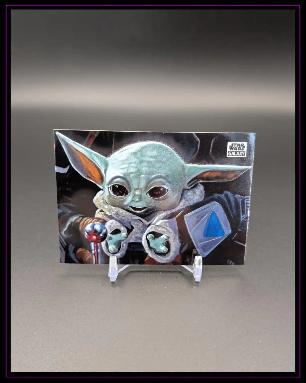 Star Wars Trading Card mit Baby Yoda Motiv auf Kartenständer, Sammelkarte Sammlerstück