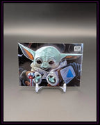 Star Wars Trading Card mit Baby Yoda Motiv auf Kartenständer, Sammelkarte Sammlerstück