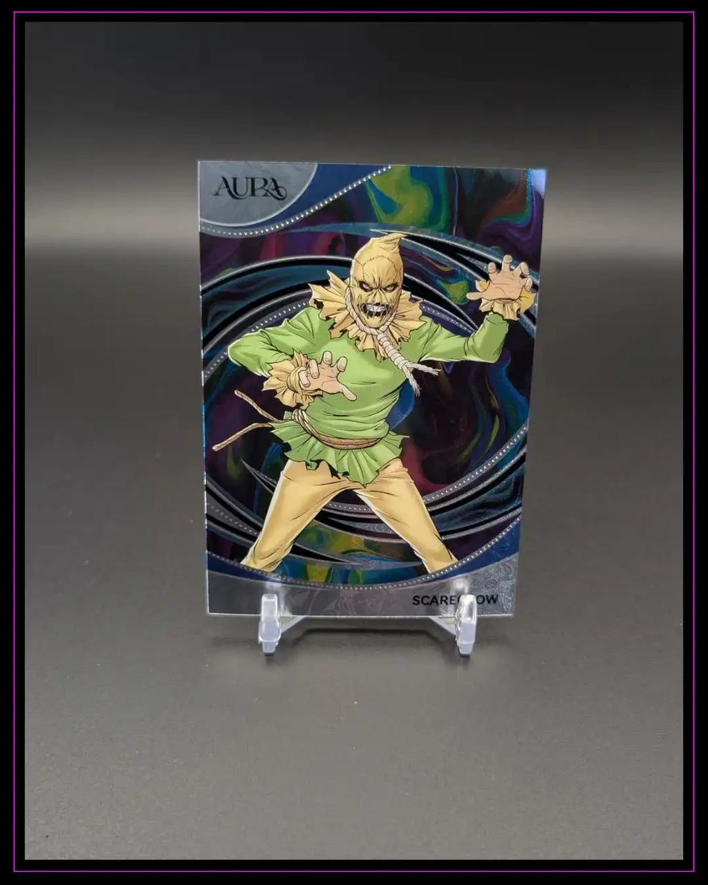 Trading Card mit bunter Aura, Comicfigur Scarecrow im Vordergrund, Sammlerkarte auf Ständer