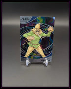 Trading Card mit bunter Aura, Comicfigur Scarecrow im Vordergrund, Sammlerkarte auf Ständer