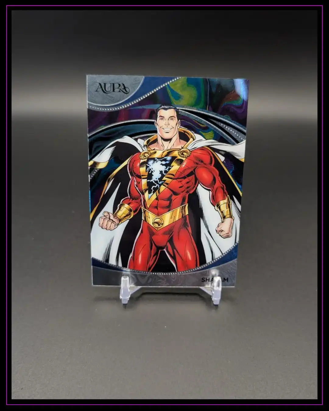 Trading Card mit Superheld in rotem Kostüm, Sammelkarte, Aura-Serie, auf Kartenständer