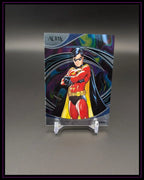 Trading Card mit Comic-Held in rotem Kostüm auf Ständer, bunte Aura-Hintergrundgrafik