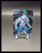 Sammelkarte mit Comicfigur King Shark auf buntem Hologramm-Hintergrund, Trading Card