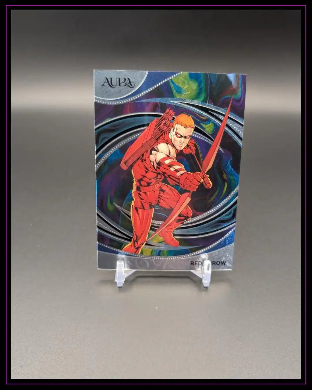 Trading Card mit Superheld in rotem Anzug, Bogen und Pfeil, auf buntem Hintergrund
