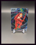 Trading Card mit Superheld in rotem Anzug, Bogen und Pfeil, auf buntem Hintergrund