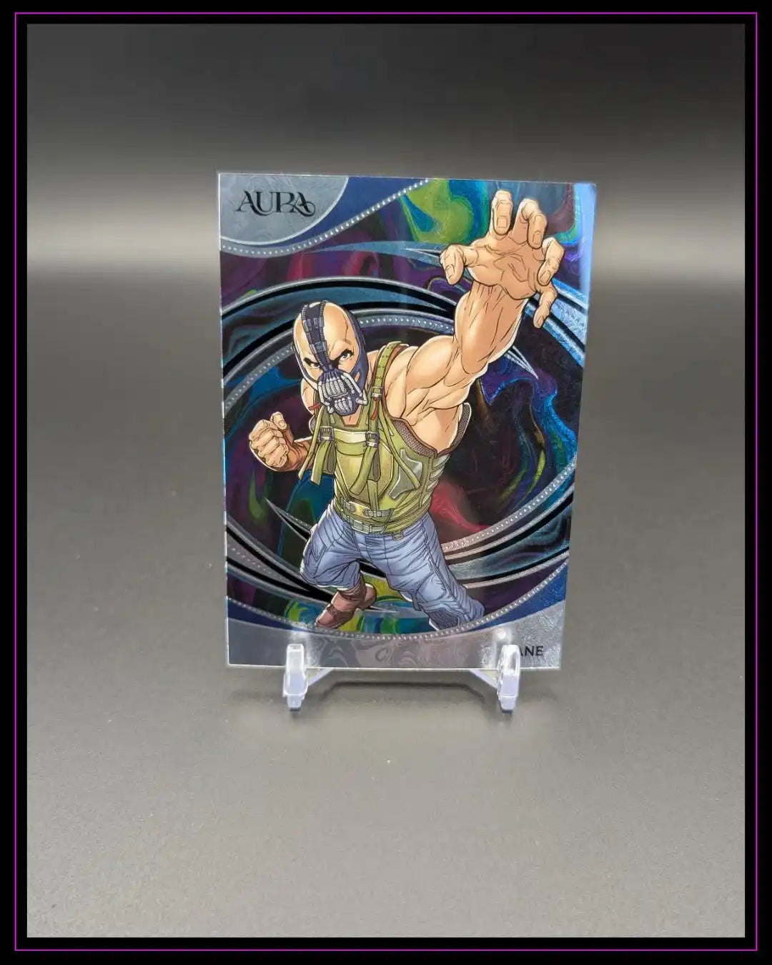 AURA Trading Card mit Comic-Charakter, kräftige Pose, bunter Hintergrund, Sammelkarte auf Ständer