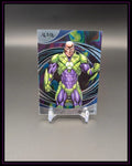 Lex Luthor Sammelkarte mit grün-lila Rüstung auf farbigem Hintergrund, Trading Card