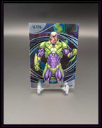 Lex Luthor Sammelkarte mit grün-lila Rüstung auf farbigem Hintergrund, Trading Card