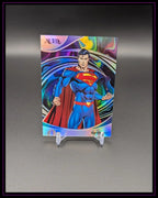 Holografische Trading Card mit Comic-Superheld Superman auf buntem Hintergrund