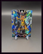 Holografische Trading Card mit Superheld Static, bunte Aura-Effekte, Sammelkarte auf Ständer.