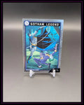 Gotham Legend Trading Card mit Batman und Joker Motiv, Sammelkarte auf Ständer ausgestellt