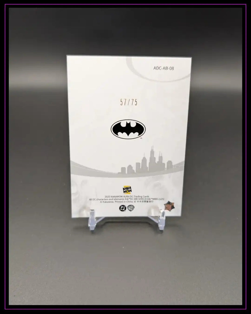 Rückseite einer limitierten Batman Trading Card mit 57/75 Prägung, auf Kartenständer
