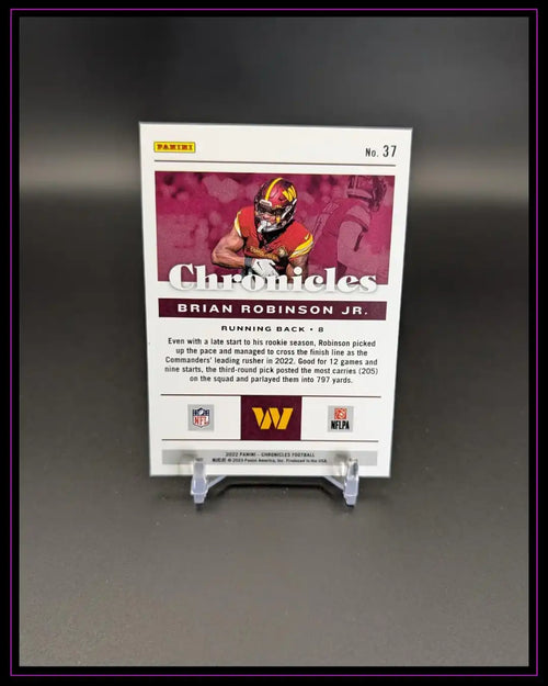 Rückseite einer NFL Trading Card von Brian Robinson Jr., Chronicles Serie, auf Ständer