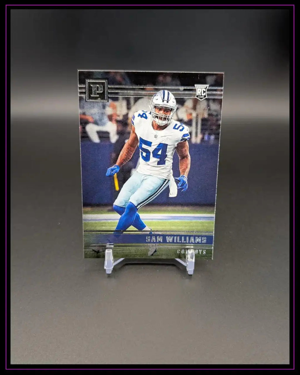 NFL Trading Card von Football-Spieler im weißen Cowboys-Trikot auf schwarzem Hintergrund