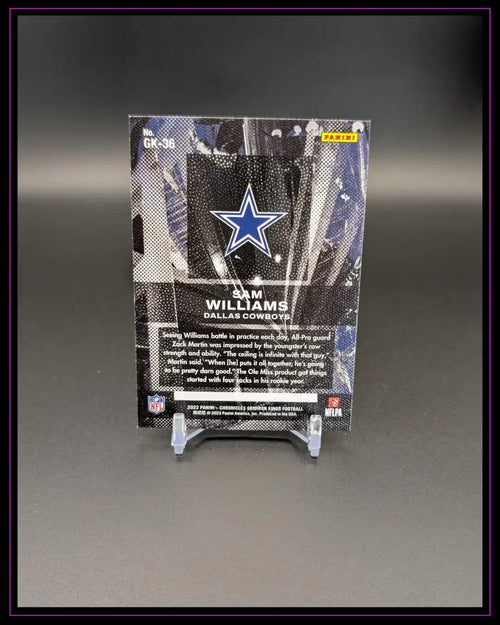 Rückseite einer Panini Trading Card Sam Williams Dallas Cowboys auf Kartenständer, NFL Logo