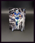 American Football Trading Card mit Spieler im blauen Trikot auf schwarzem Hintergrund