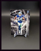 American Football Trading Card mit Spieler im blauen Trikot auf schwarzem Hintergrund