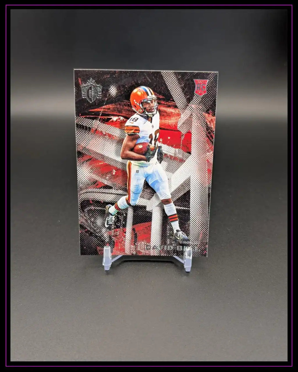 NFL Football Trading Card mit Spieler in braun-weißer Uniform und Rookie-Emblem, schwarz-roter Hintergrund
