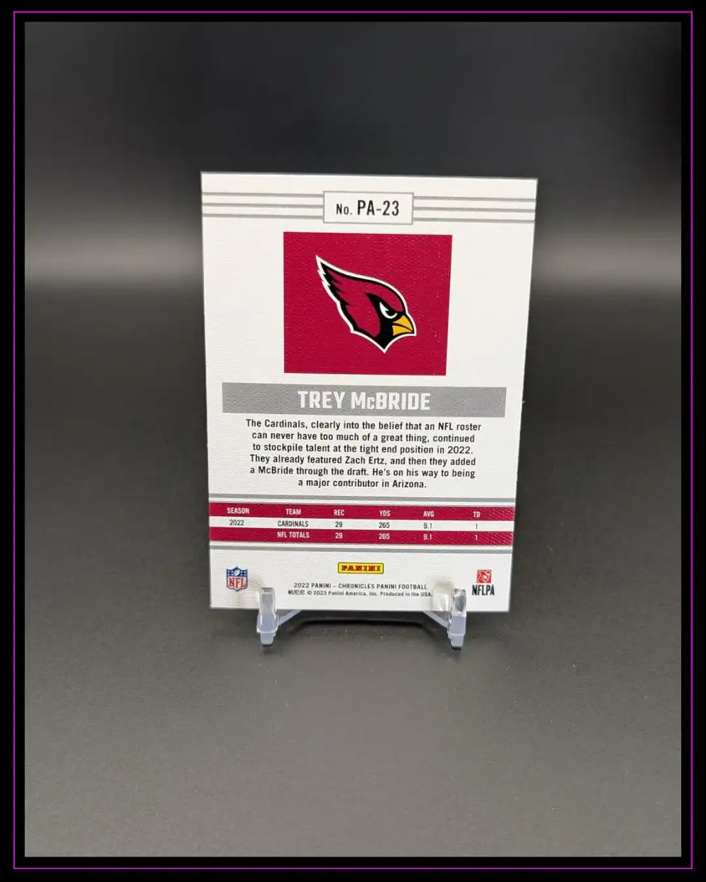 Rückseite einer NFL Trading Card von Trey McBride, Arizona Cardinals, in Kartenhalter.