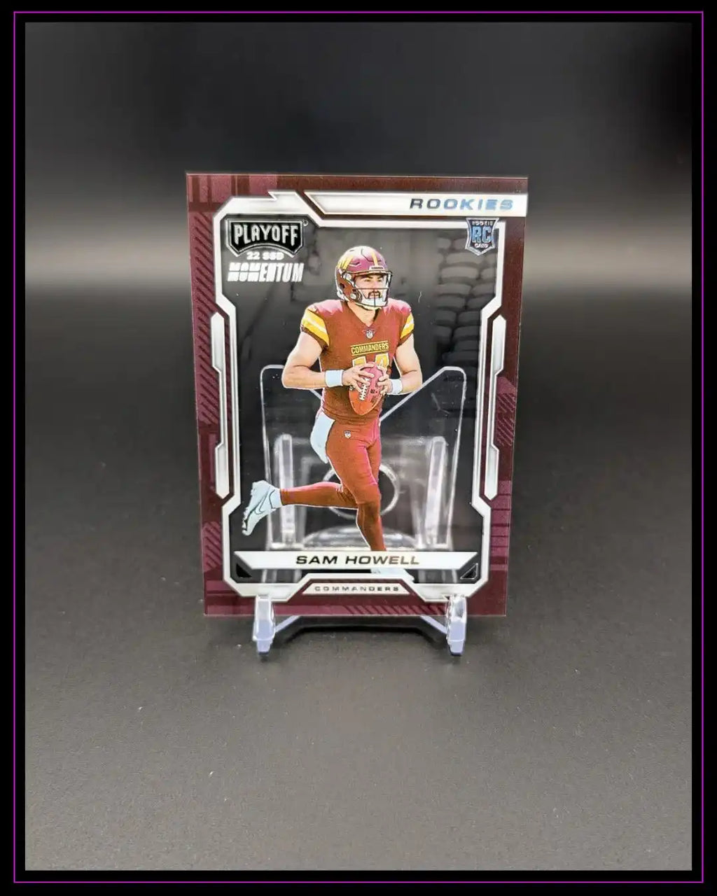 Football Trading Card Sam Howell Commanders, Playoff Momentum Rookie, auf Ständer