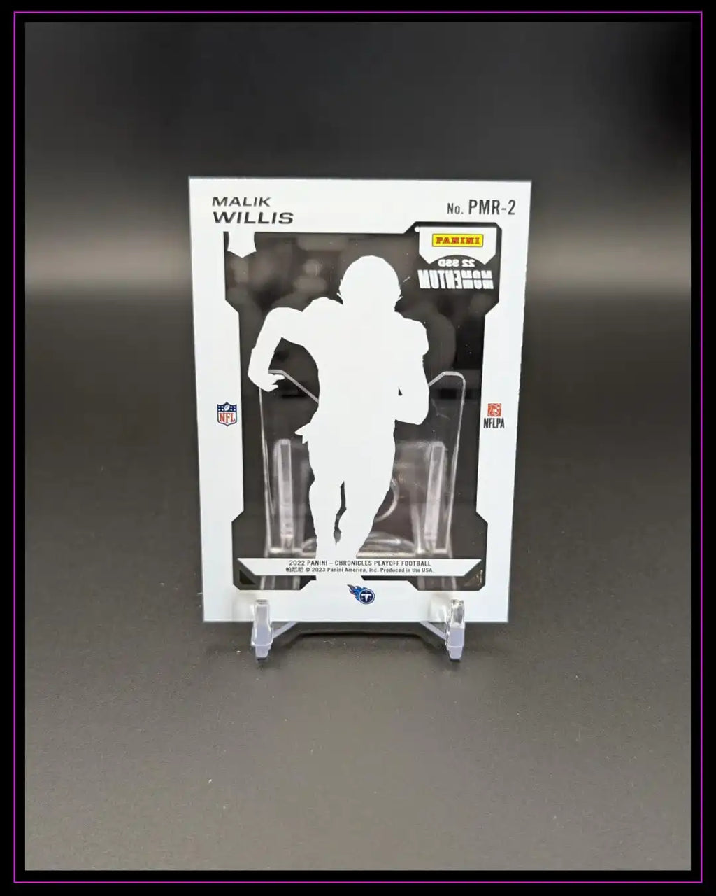 Panini 2022 Malik Willis Playoff Football Sammelkarte auf schwarzem Hintergrund