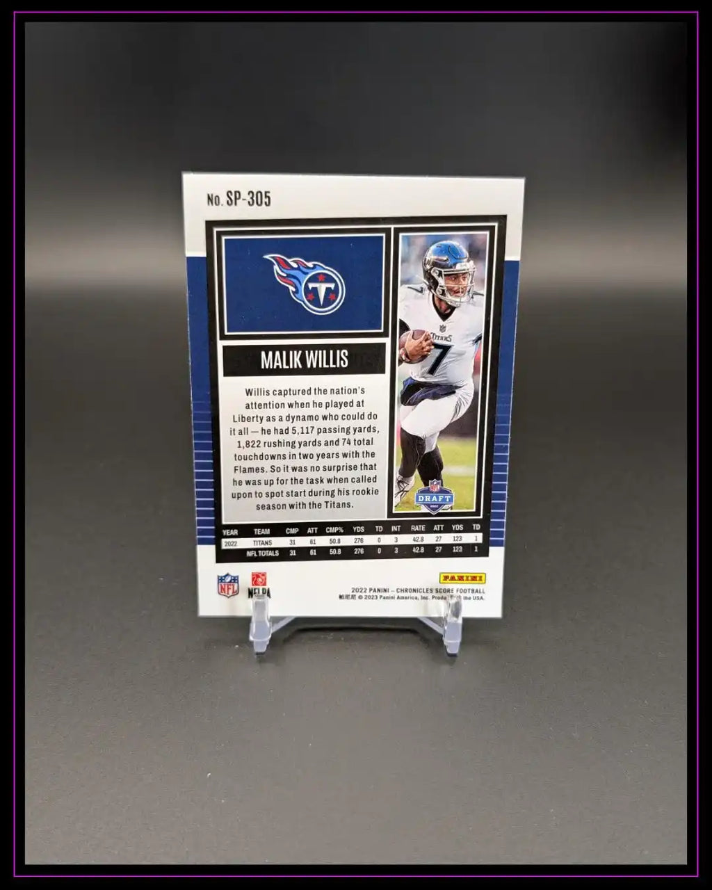 Rückseite einer NFL Trading Card von Malik Willis, Tennessee Titans, auf Kartenständer