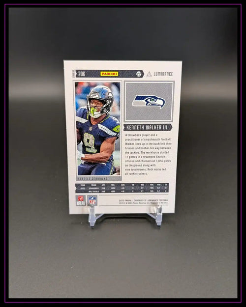 Panini Luminance Football Sammelkarte Kenneth Walker III Seattle Seahawks auf Ständer