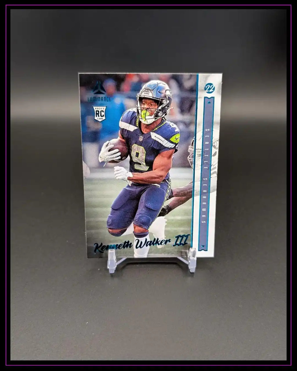 Kenneth Walker III Rookie Trading Card der Seattle Seahawks auf Ständer, Sport-Sammelkarte