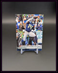 DK Metcalf Football Trading Card der Seattle Seahawks auf Display mit Actionfoto