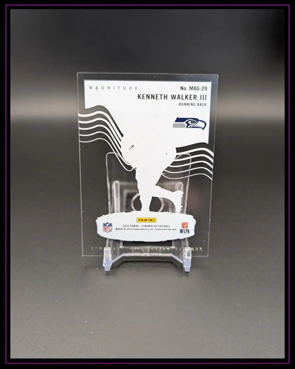 Transparente NFL Trading Card Kenneth Walker III Panini 2022 auf Kartenständer, Produktfoto