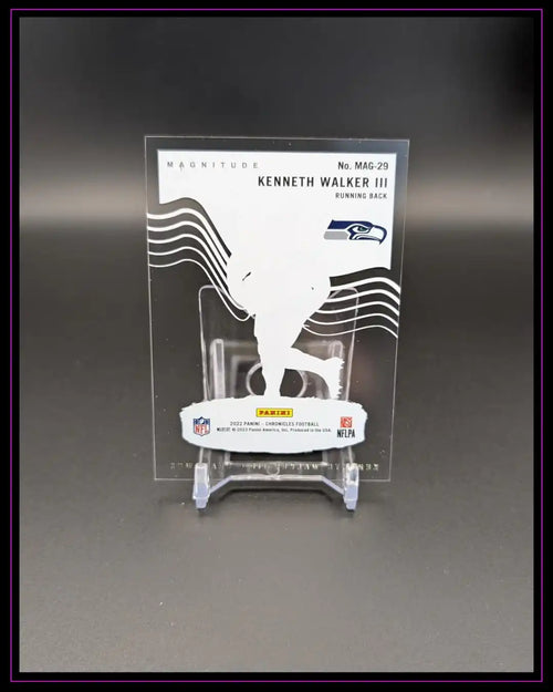 Transparente NFL Trading Card Kenneth Walker III Panini 2022 auf Kartenständer, Produktfoto