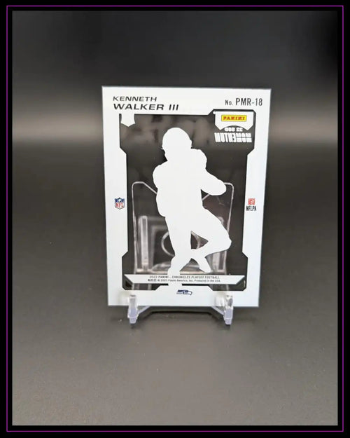 Kenneth Walker III Panini Chronicles Playoff Football Trading Card Rückseite auf Ständer