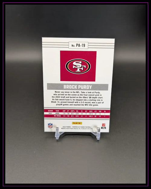 Rückseite einer NFL Trading Card von Brock Purdy, Panini, 49ers, auf Kartenständer