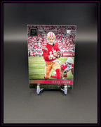 Football Rookie Trading Card mit Spieler im rot-goldenen Trikot auf schwarzem Ständer