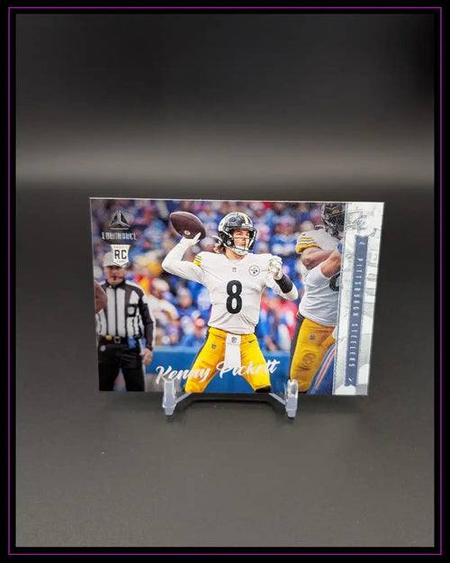 NFL Trading Card Kenny Pickett Pittsburgh Steelers Rookie, Fußball-Sammelkarte auf Ständer