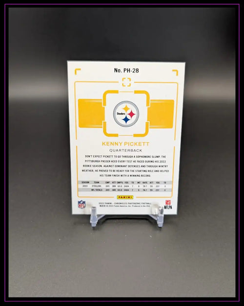 Rückseite einer Kenny Pickett Trading Card der Pittsburgh Steelers, Football Sammelkarte auf Ständer