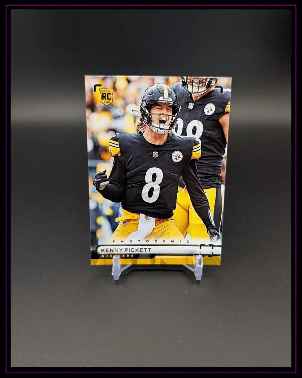 Kenny Pickett Steelers Rookie Trading Card auf schwarzem Hintergrund, Sport Sammelkarte
