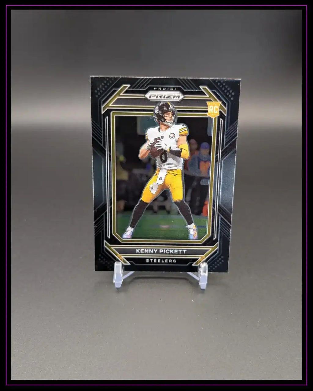 Panini Prizm NFL Trading Card Kenny Pickett Steelers Rookie Karte auf Ständer