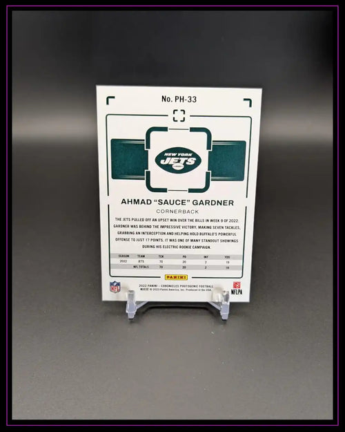 Rückseite einer NFL Trading Card von Ahmad Gardner, New York Jets, auf Kartenständer