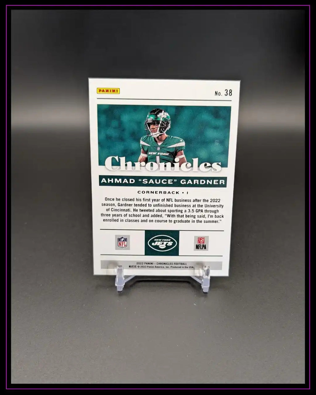 Rückseite einer Panini NFL Trading Card, Spieler Ahmad Gardner, New York Jets, auf Kartenständer