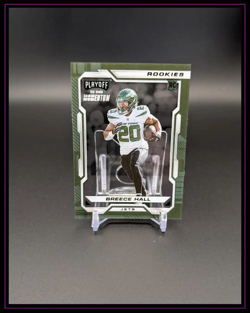Playoff Momentum Rookie Trading Card von Breece Hall, Jets, auf Ständer, Sport Sammelkarte