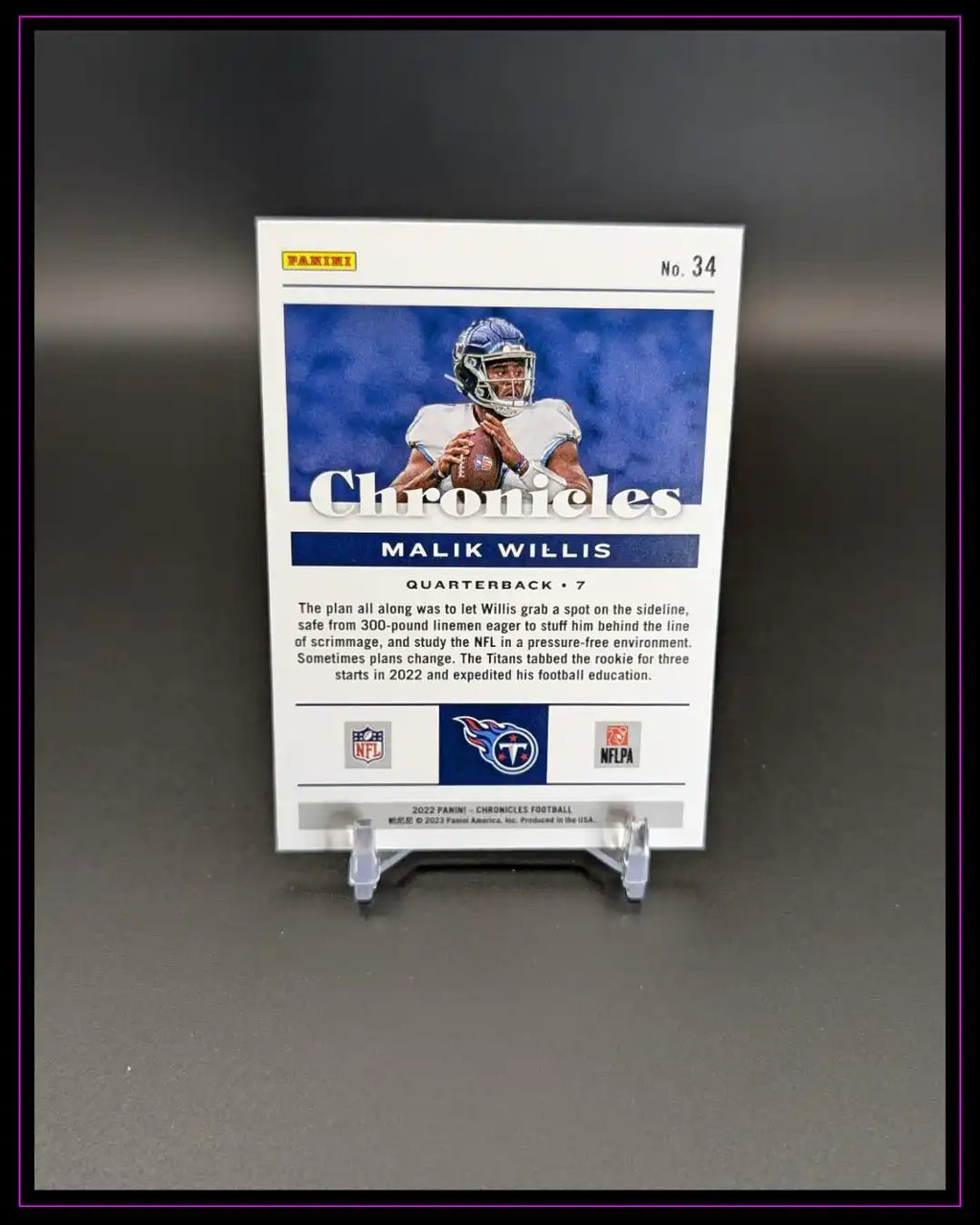 Rückseite einer NFL Trading Card, Malik Willis, Panini Chronicles, auf Kartenständer, Titans Logo sichtbar.