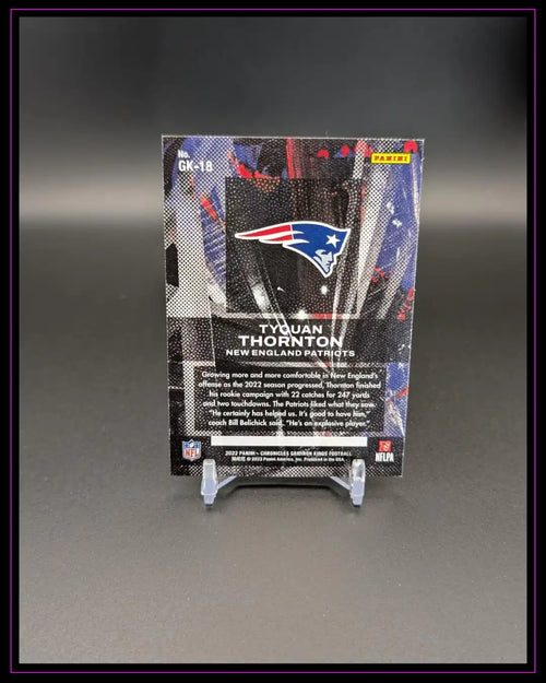 Rückseite einer Panini NFL Trading Card von Tyquan Thornton, New England Patriots, auf Ständer.
