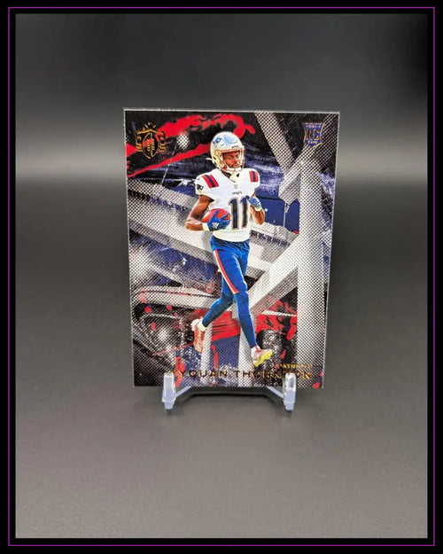 American Football Trading Card mit Spieler im Patriots-Trikot auf Sammelkartenständer