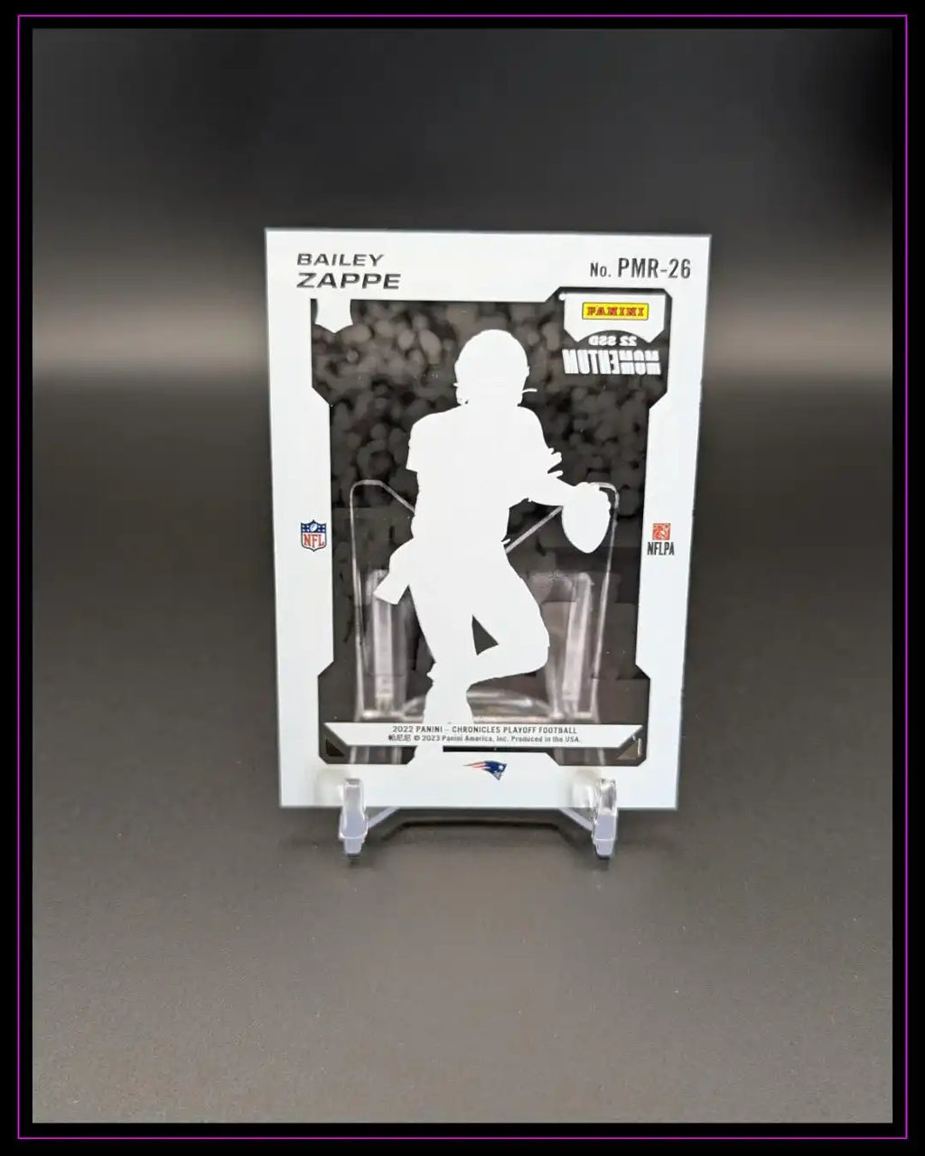 Panini Chronicles Playoff Football Sammelkarte Bailey Zappe, Rückseite, auf Kartenständer