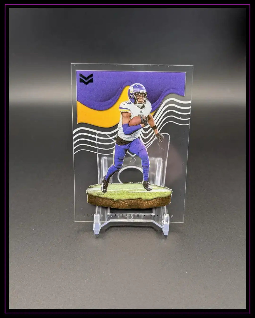 Football Trading Card mit Spieler in weiß-lila Uniform auf klarem Hintergrund, Sammelkarte