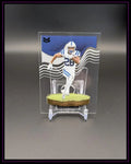 Exklusive NFL Football Trading Card mit Spieler im weißen Trikot auf durchsichtigem Display