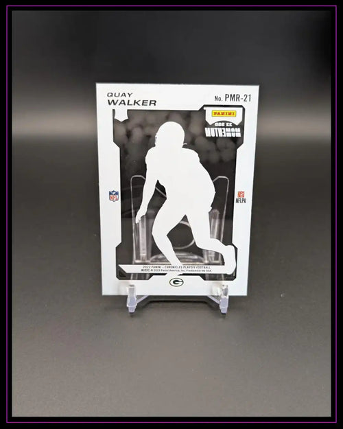 Rückseite einer Panini NFL Trading Card Quay Walker, Football-Sammelkarte auf schwarzem Hintergrund