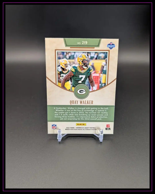 Rückseite einer NFL Trading Card mit Quay Walker, Panini 2022 Football Sammelkarte auf Ständer